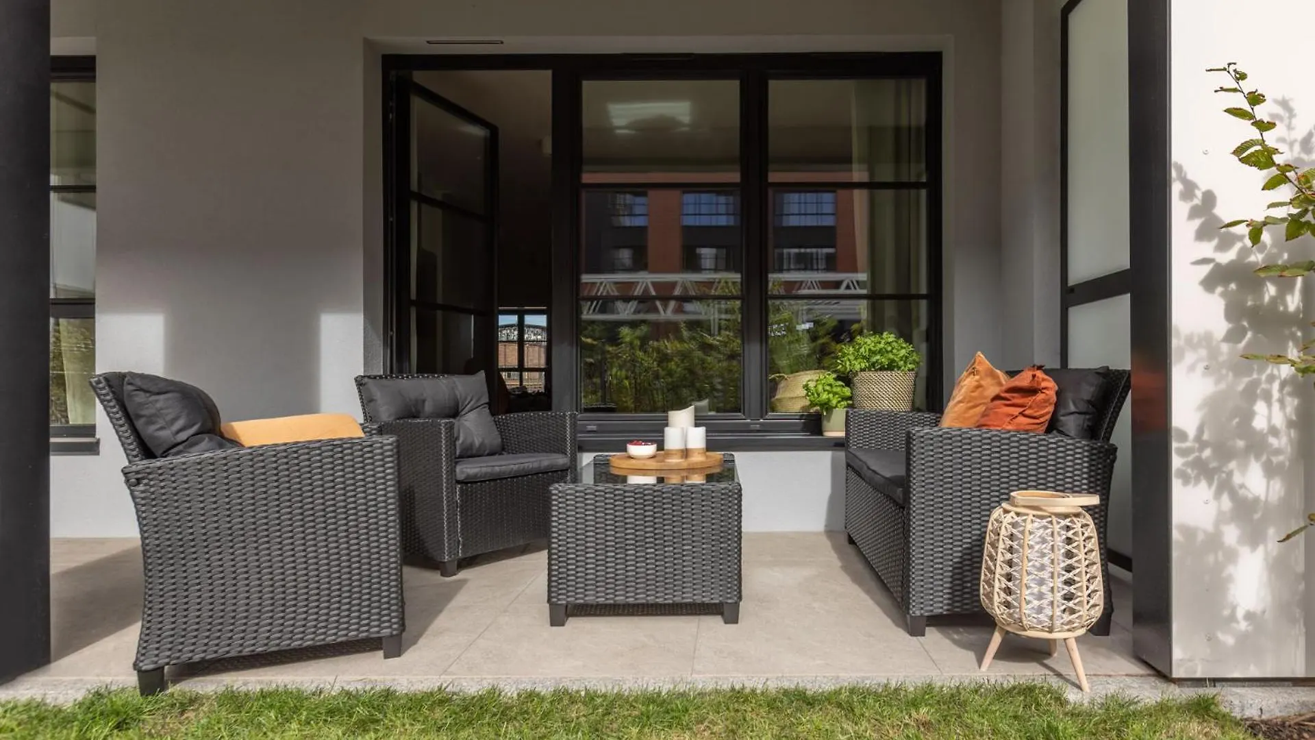 Solidarnosc Three Bedrooms & Garden Apartment Gdańsk