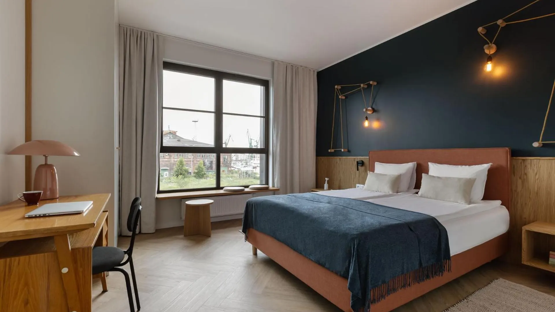 Solidarnosc Three Bedrooms & Garden Apartment グダニスク