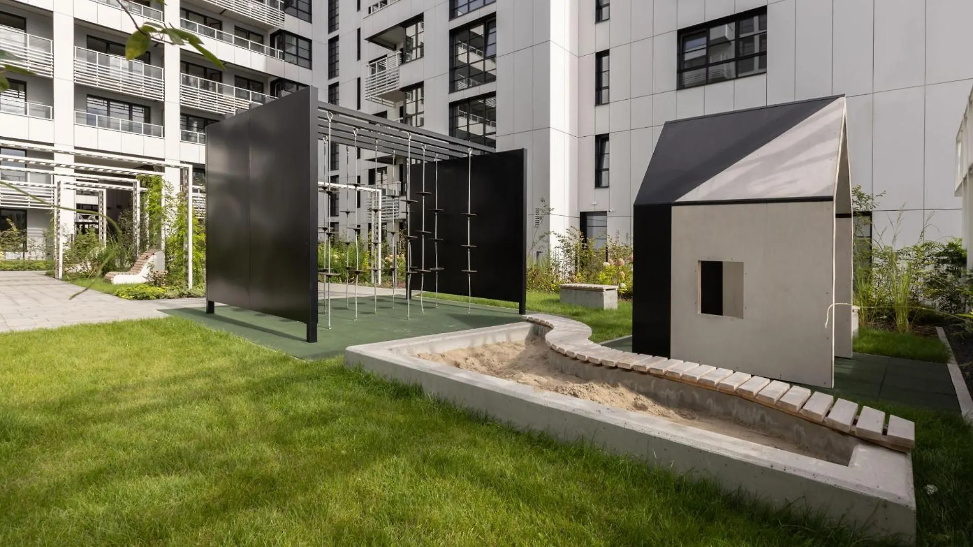 Solidarnosc Three Bedrooms & Garden Apartment グダニスク