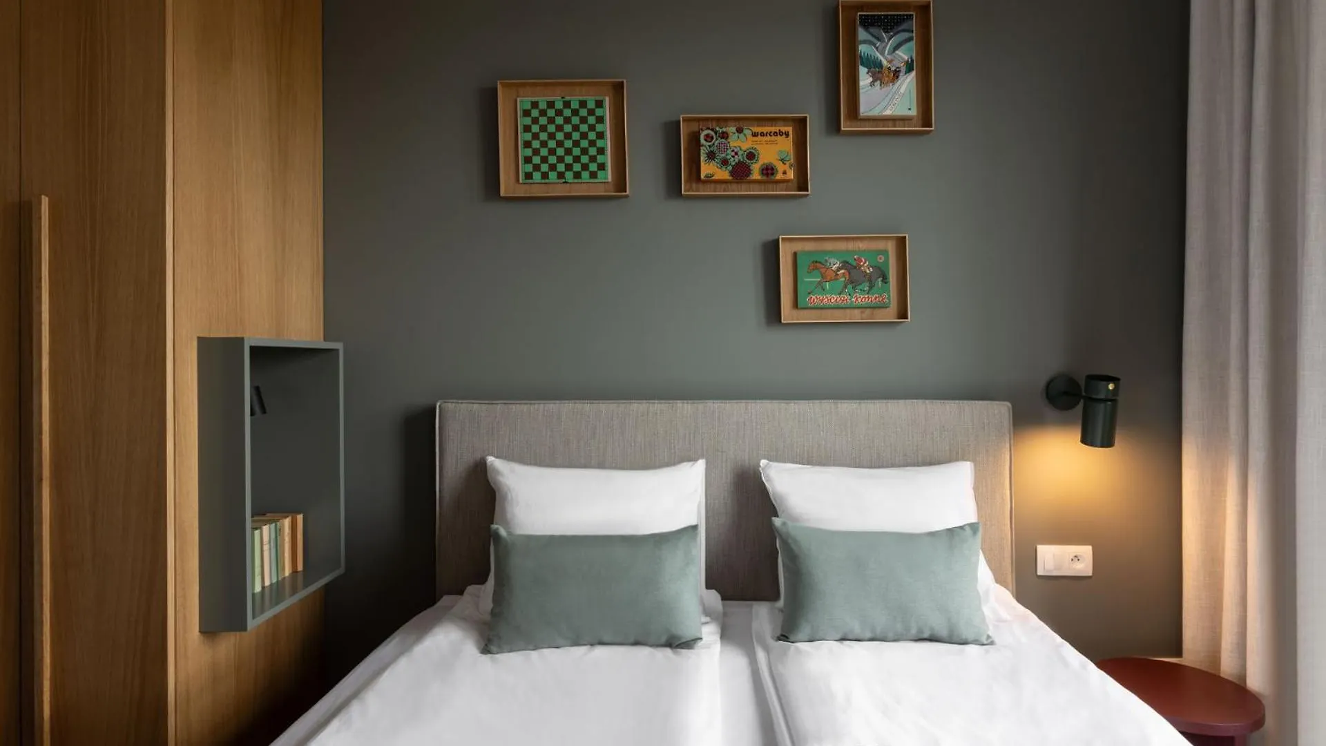 Solidarnosc Three Bedrooms & Garden Apartment Gdańsk
