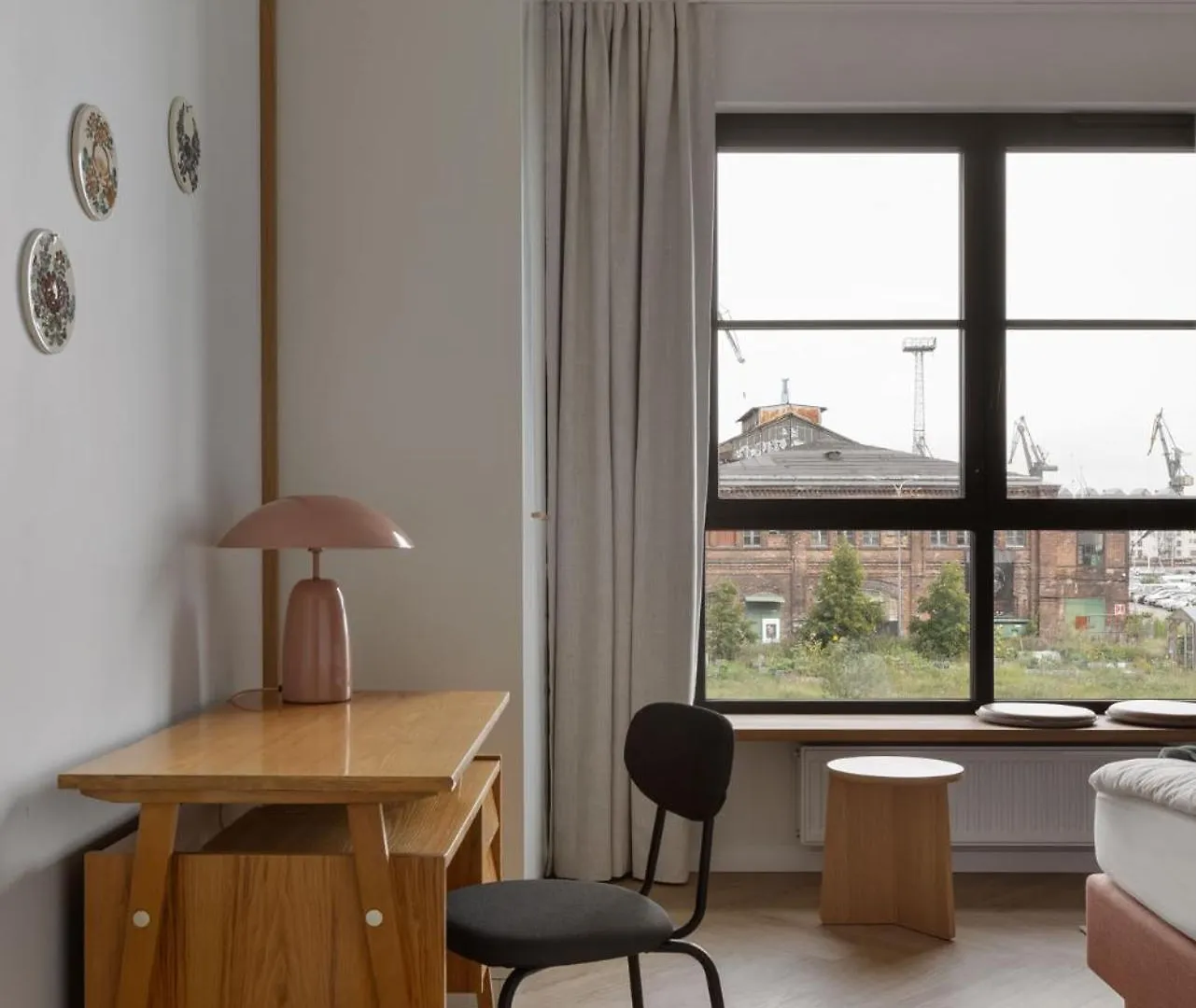 Solidarnosc Three Bedrooms & Garden Apartment Gdańsk